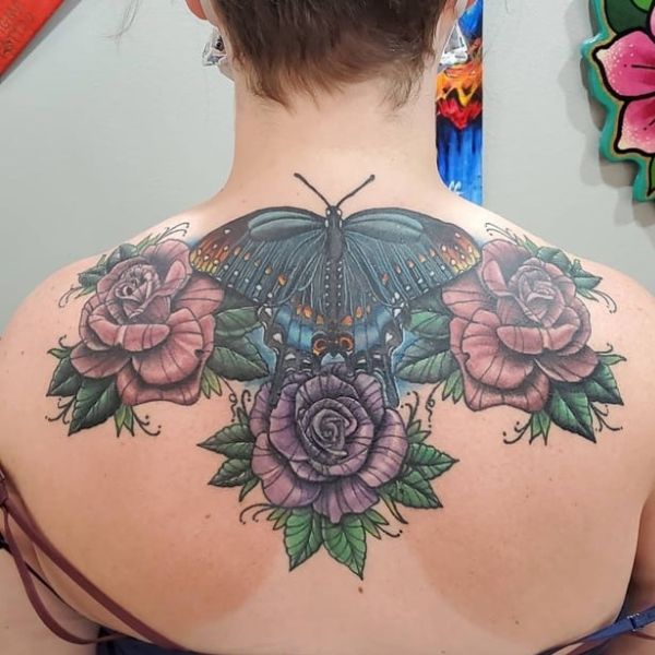 Tattoo sau lưng hình bó hoa hồng