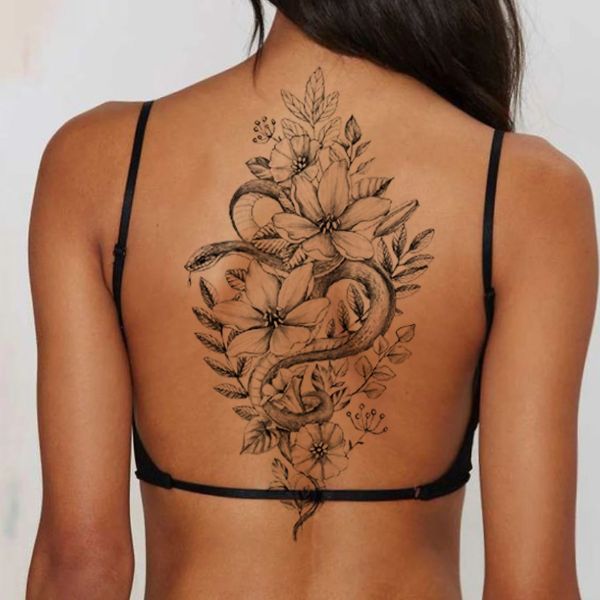 Tattoo sau lưng hoa văn và rắn