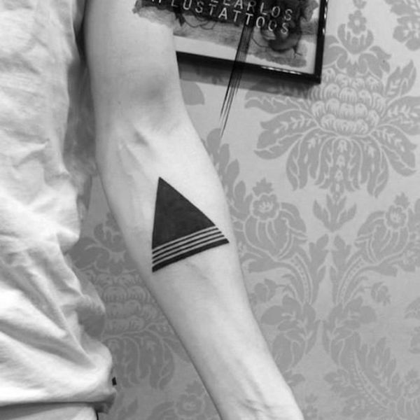Tattoo tam giác 3 vạch