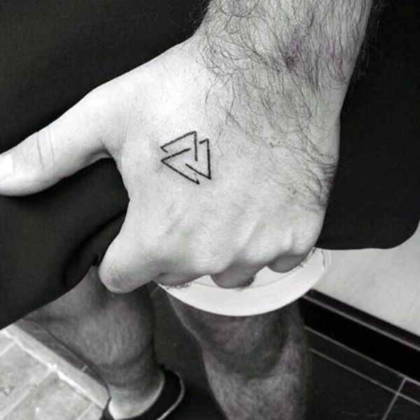 Tattoo tam giác bàn tay
