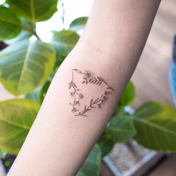 Tattoo tam giác cành hoa
