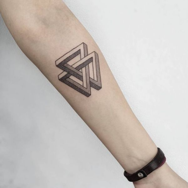 Tattoo tam giác cánh tay chất