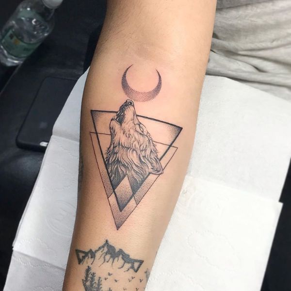 Su Trần Tattoo  Biểu tượng hình tam giác là một hình đơn giản nhưng chứa  đựng số lượng lớn ý nghĩa đằng sau nó Tùy với từng người mà hình xăm