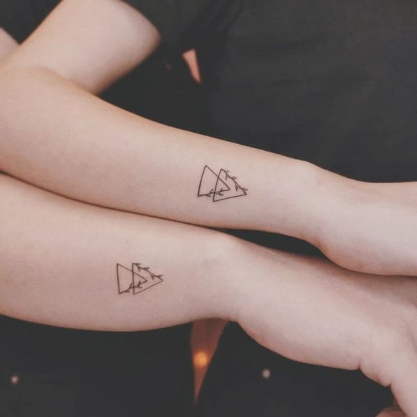 Tattoo tam giác cặp đôi bạn trẻ dễ dàng thương