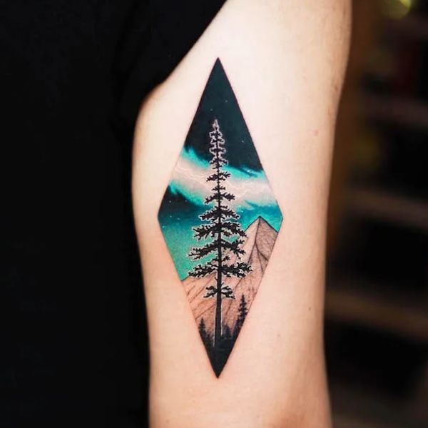 Tattoo tam giác cây thông