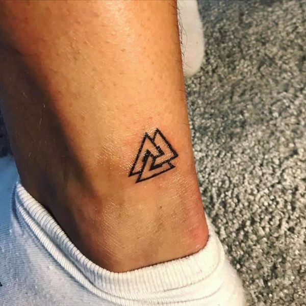 Tattoo tam giác đẹp mắt cổ chân
