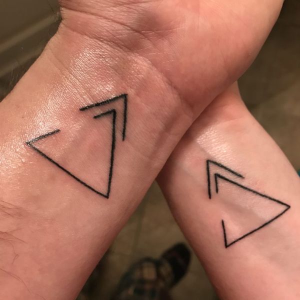 Tattoo tam giác đẹp cổ tay