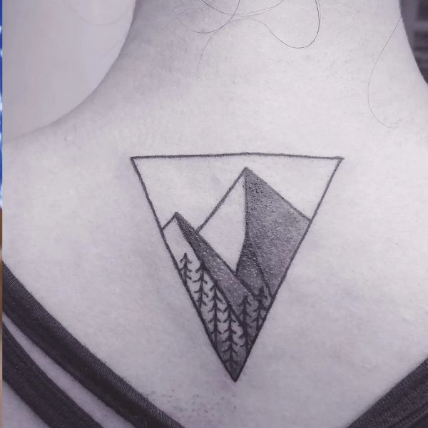 Tattoo tam giác đẹp mắt ở sau gáy