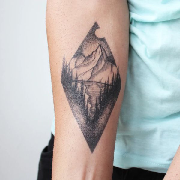 Tattoo tam giác đỉnh núi