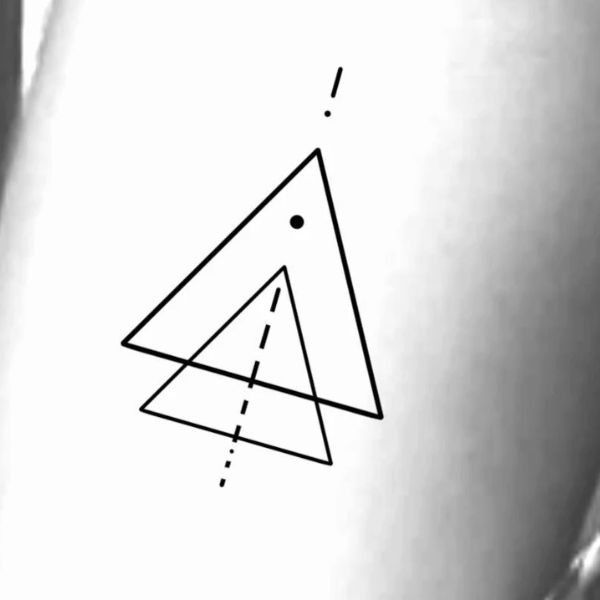 Tattoo tam giác đôi