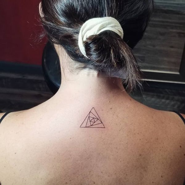 Tattoo tam giác gáy