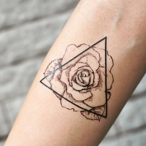Tattoo tam giác hoa hồng