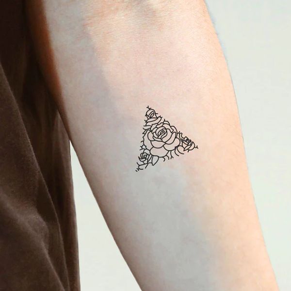 Tattoo tam giác hoa