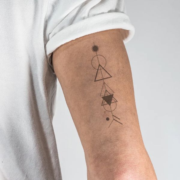 Tattoo tam giác ký tự