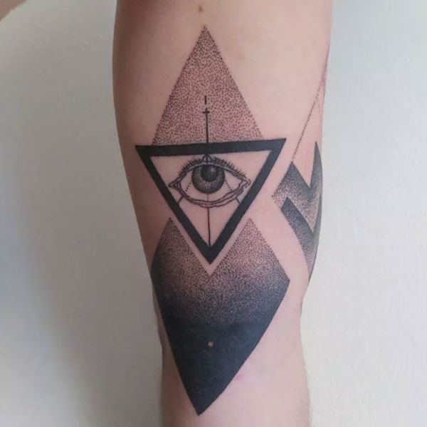 Tattoo tam giác mắt