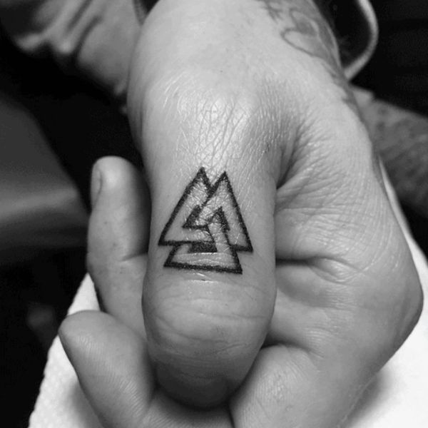 Tattoo tam giác ngón tay siêu đẹp