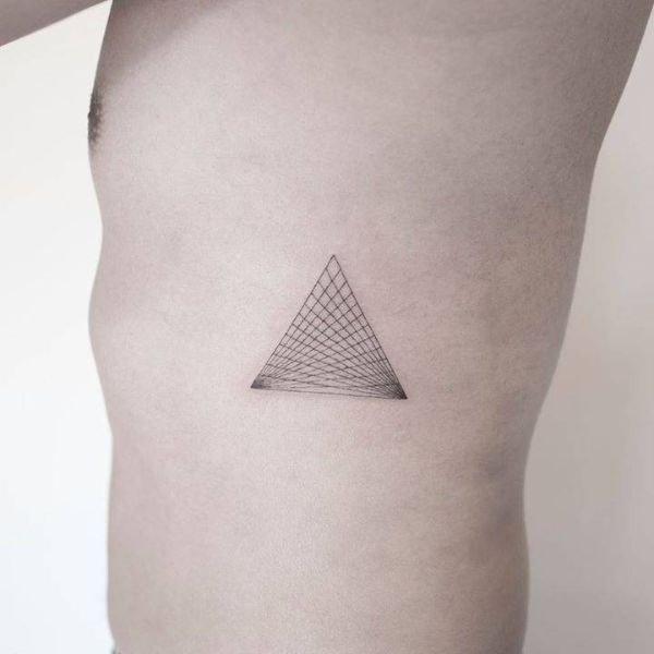Tattoo tam giác ở sườn