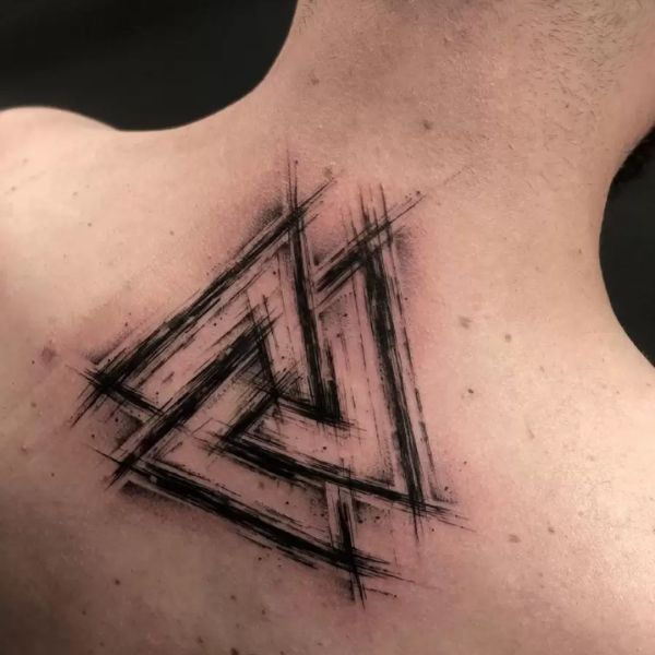 Tattoo tam giác sau gáy nam chất