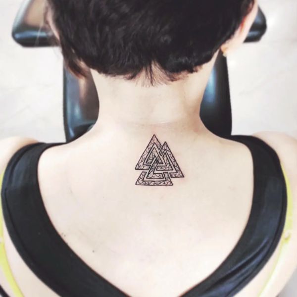 Tattoo tam giác sau gáy phái nữ siêu đẹp