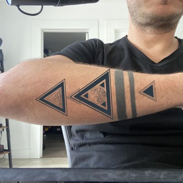 Tattoo tam giác tiến lên