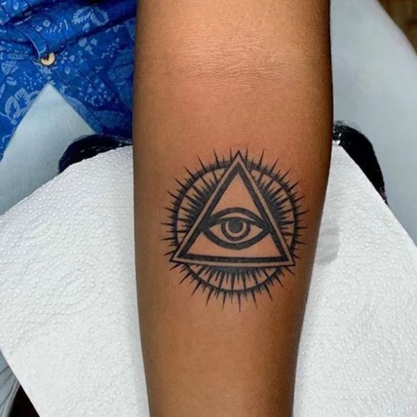 Tattoo tam giác và con mắt đẹp