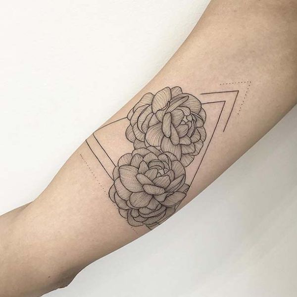 Tattoo tam giác và hoa bích