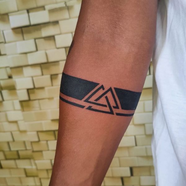 Tattoo tam giác vòng đeo tay đẹp