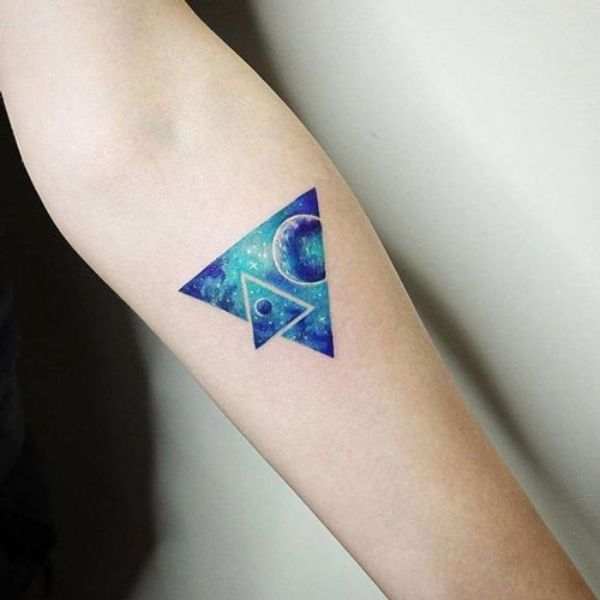 Tattoo tam giác xanh lơ đẹp
