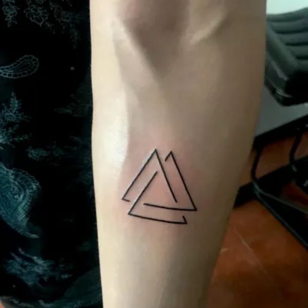 Tattoo tam giác xen kẹt đẹp
