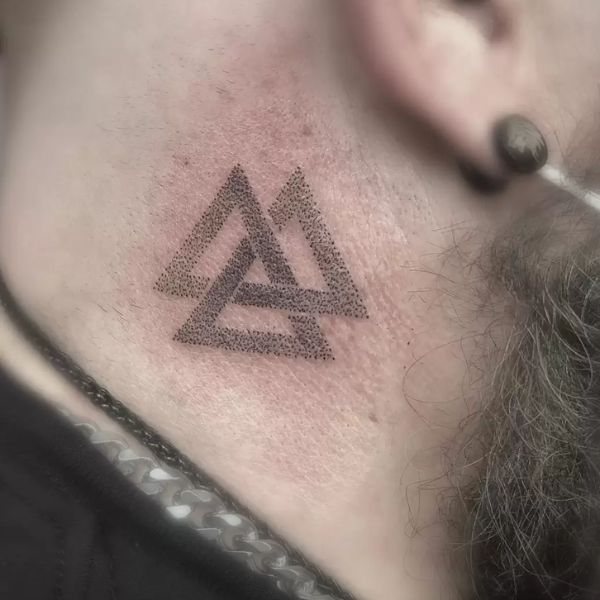 Tattoo tam giác xen kẽ