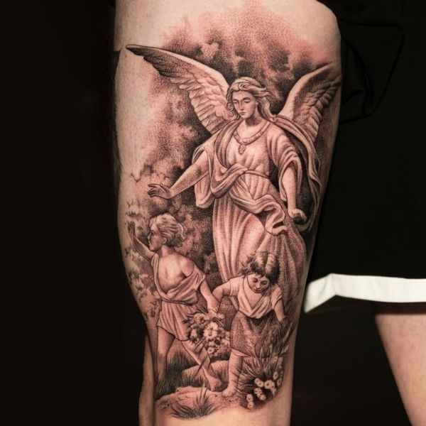 Tattoo thiên thần ở đùi