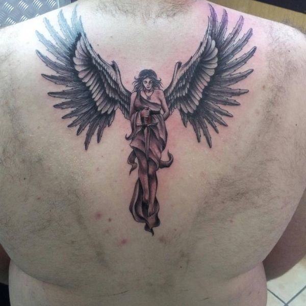Tattoo thiên thần ở lưng nam