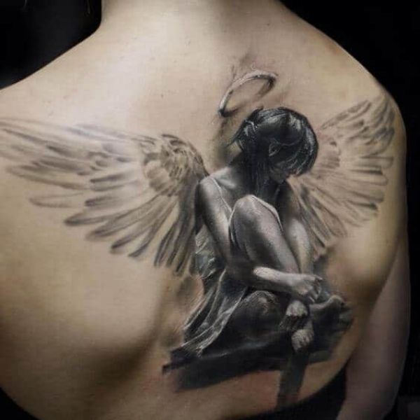 Tattoo thiên thần sau lưng buồn bã
