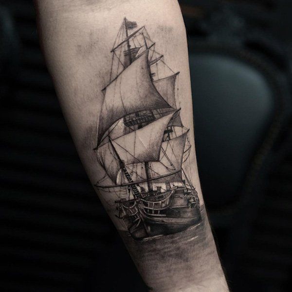 Tattoo thuyền buốm ở bắp chân