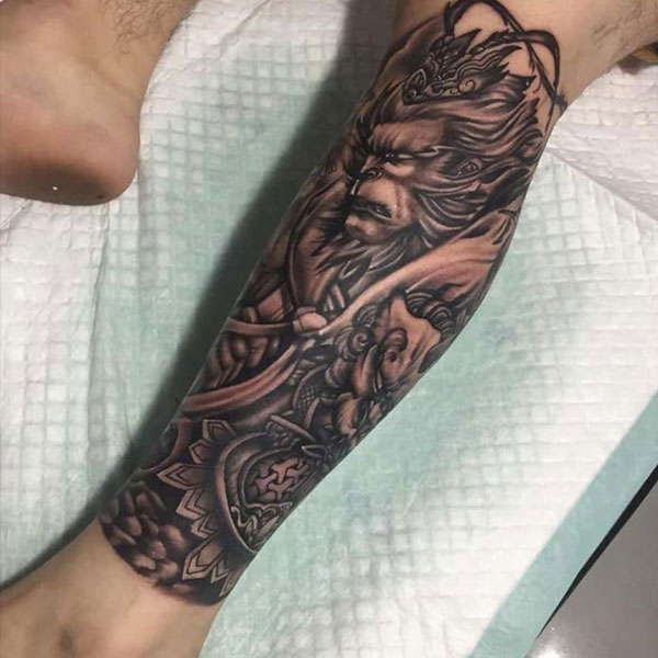 Tattoo tôn ngộ ko bắp chân