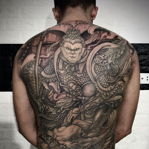 Tattoo tôn ngộ ko kín sườn lưng cưỡi rồng