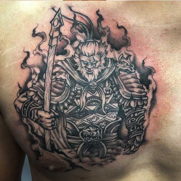 Tattoo tôn ngộ ko ở một phía ngực