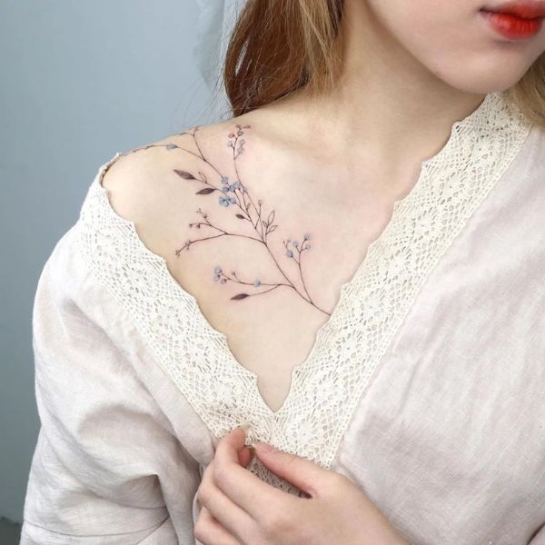 Tattoo trước ngực cành hoa