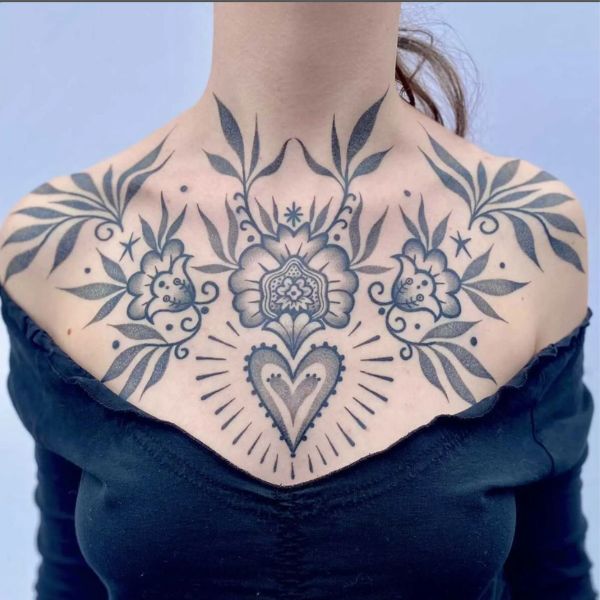Tattoo trước ngực cho nữ