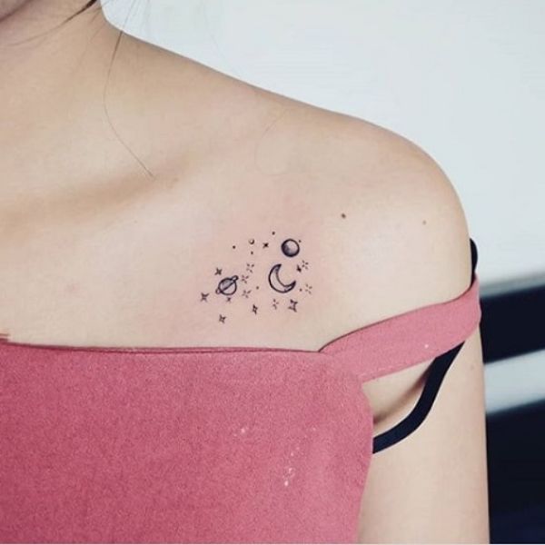 Tattoo trước ngực hoa mini