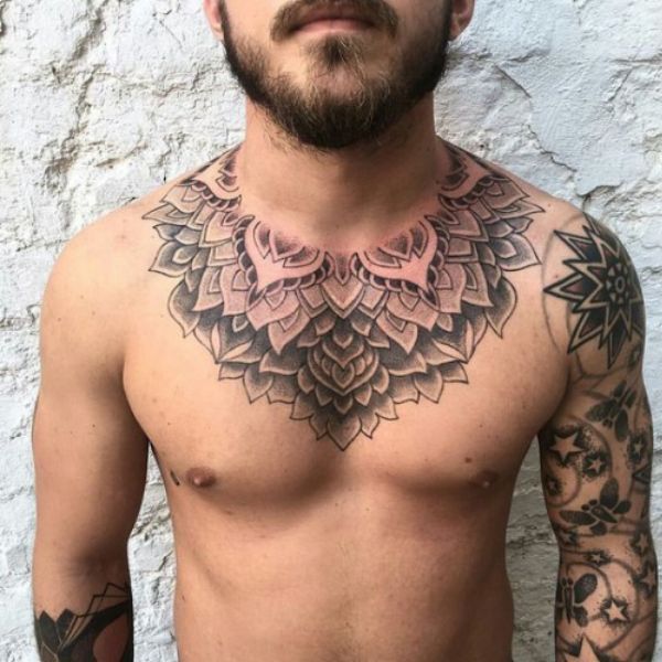 Tattoo trước ngực hoa văn chất