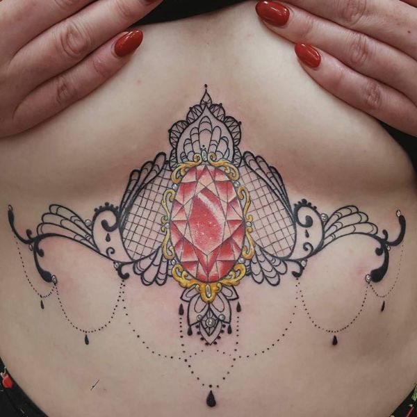 Tattoo trước ngực ngọc bích