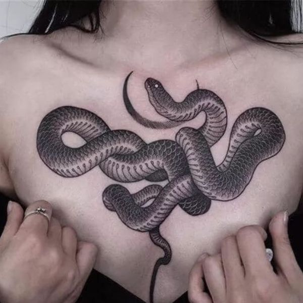 Tattoo trước ngực rắn chất