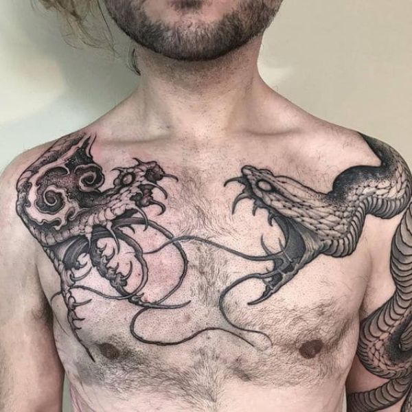 Tattoo trước ngực rắn chúa