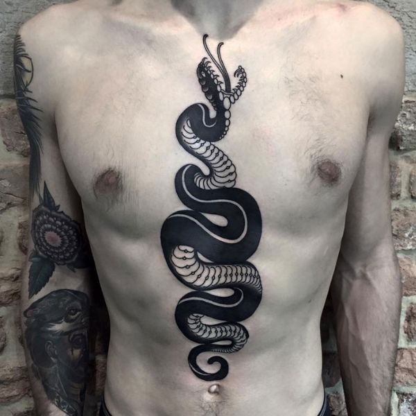 Tattoo trước ngực rắn