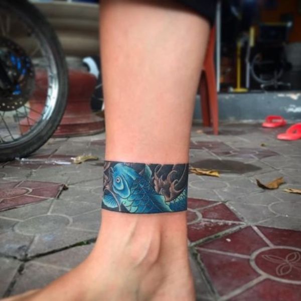 Tattoo vòng chân chú cá chép cho tới nũw
