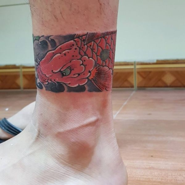 Tattoo vòng chân chú cá chép vàng