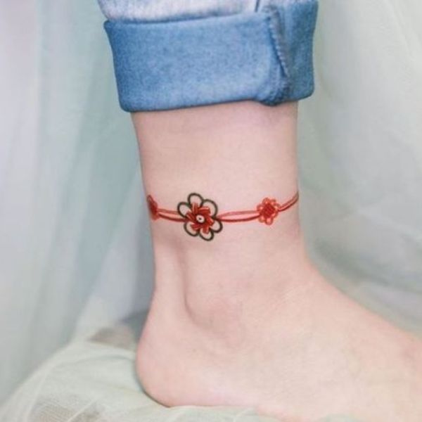 Tattoo vòng chân với màu