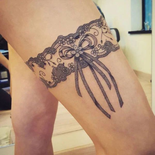 Tattoo vòng chân đem nơ mini