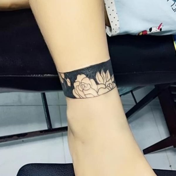 Tattoo vòng chân hoa hồng
